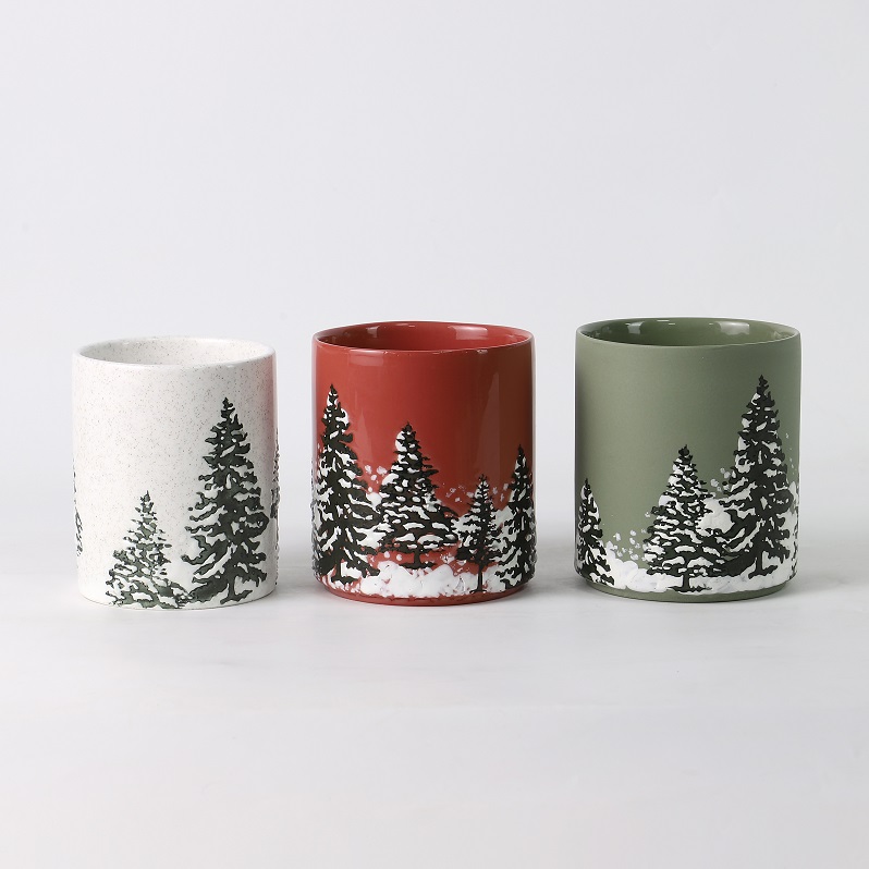 Candelero Pinos Navideños Pintados a Mano: ¿Quién puede resistirse a esta sorpresa que trae el romance invernal a tu muñeca?