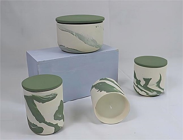 Tarros de velas de cerámica veteada de color verde natural: el arte artesanal se une a los tonos de la naturaleza: una victoria para los entusiastas del hogar y los socios B2B