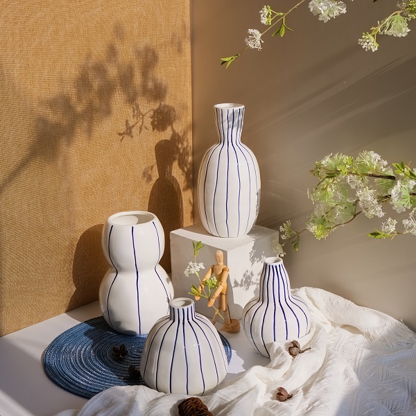 ¿Estás cansado de la decoración genérica del hogar? ¿Por qué los jarrones con textura azul y blanco pintados a mano de BYF Arts & Crafts son la opción única?
