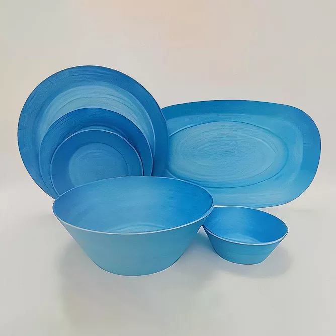 Juego de vajilla de cerámica azul.