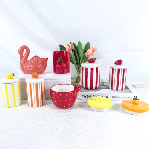 Portavelas de cerámica con forma de flores y frutas