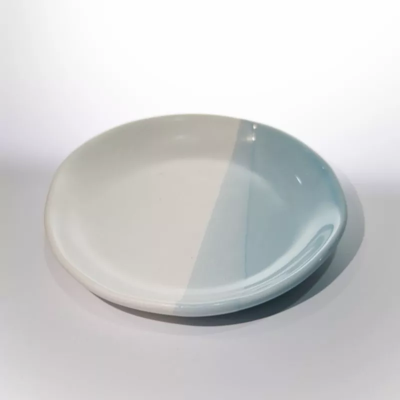 Plato redondo de cerámica moderno de dos tonos