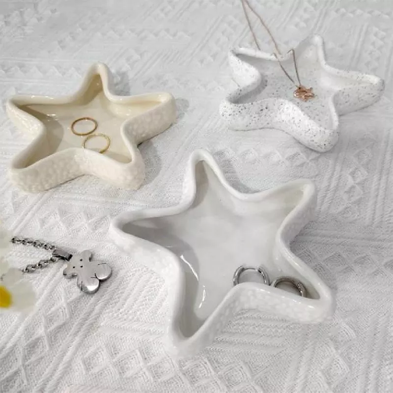 Bandeja de joyería de cerámica con conchas y estrellas de mar Bandeja de joyería de cerámica con conchas y estrellas de mar