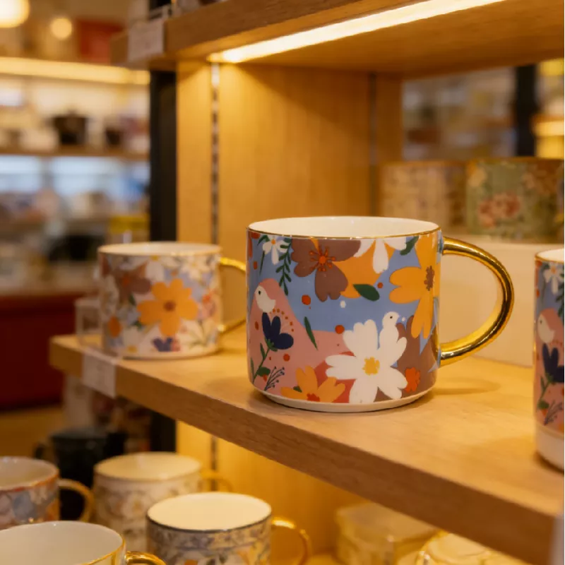 Taza de cerámica floral vibrante con ribete dorado Taza de cerámica floral vibrante con ribete dorado