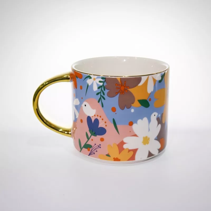 Taza de cerámica floral vibrante con ribete dorado