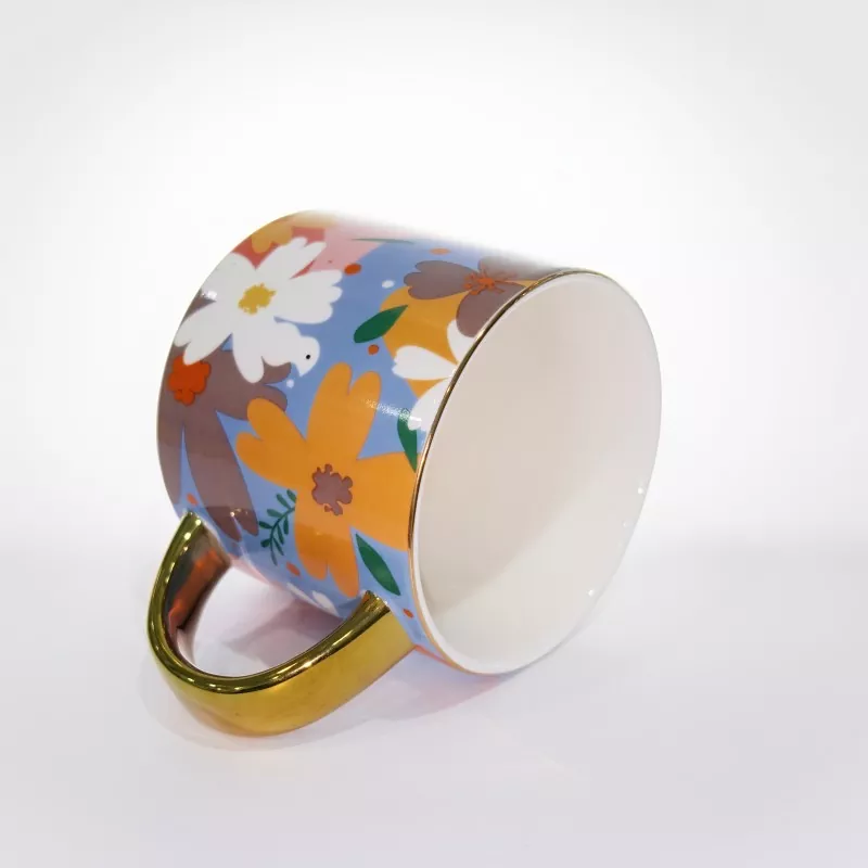 Taza de cerámica floral vibrante con ribete dorado