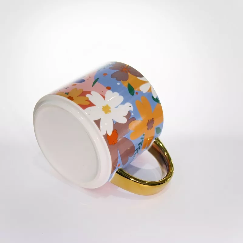 Taza de cerámica floral vibrante con ribete dorado
